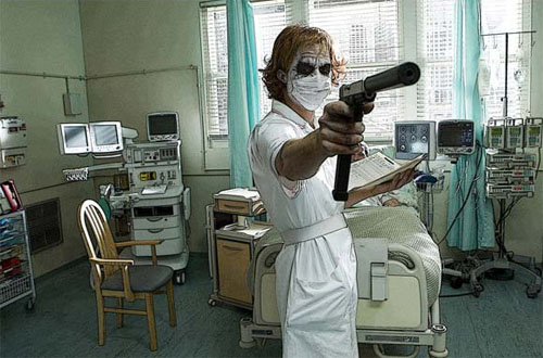 Heath Ledger caracterizado de enfermera en un fragmento de "El caballero oscuro"